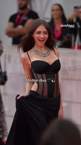 @leni being a motion diva à la Mostra de Venise 💫🖤 #onregardequoi #venicefilmfestival #filmtok #fyp #leniklum 