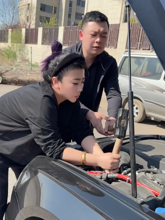 7498556140025711932这人怎么从这出来了，太尴尬了