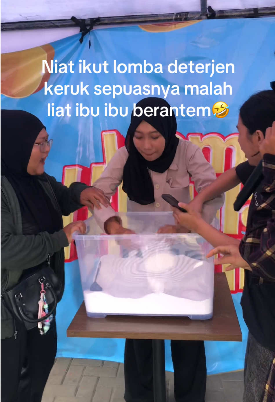 Lagian aneh banget suruh lomba deterjen pake sendok nya malah pake tangan🤣🤣 #emakemak #ibuibuviral #lombadeterjen #deterjenviral #hematmulaihariini 
