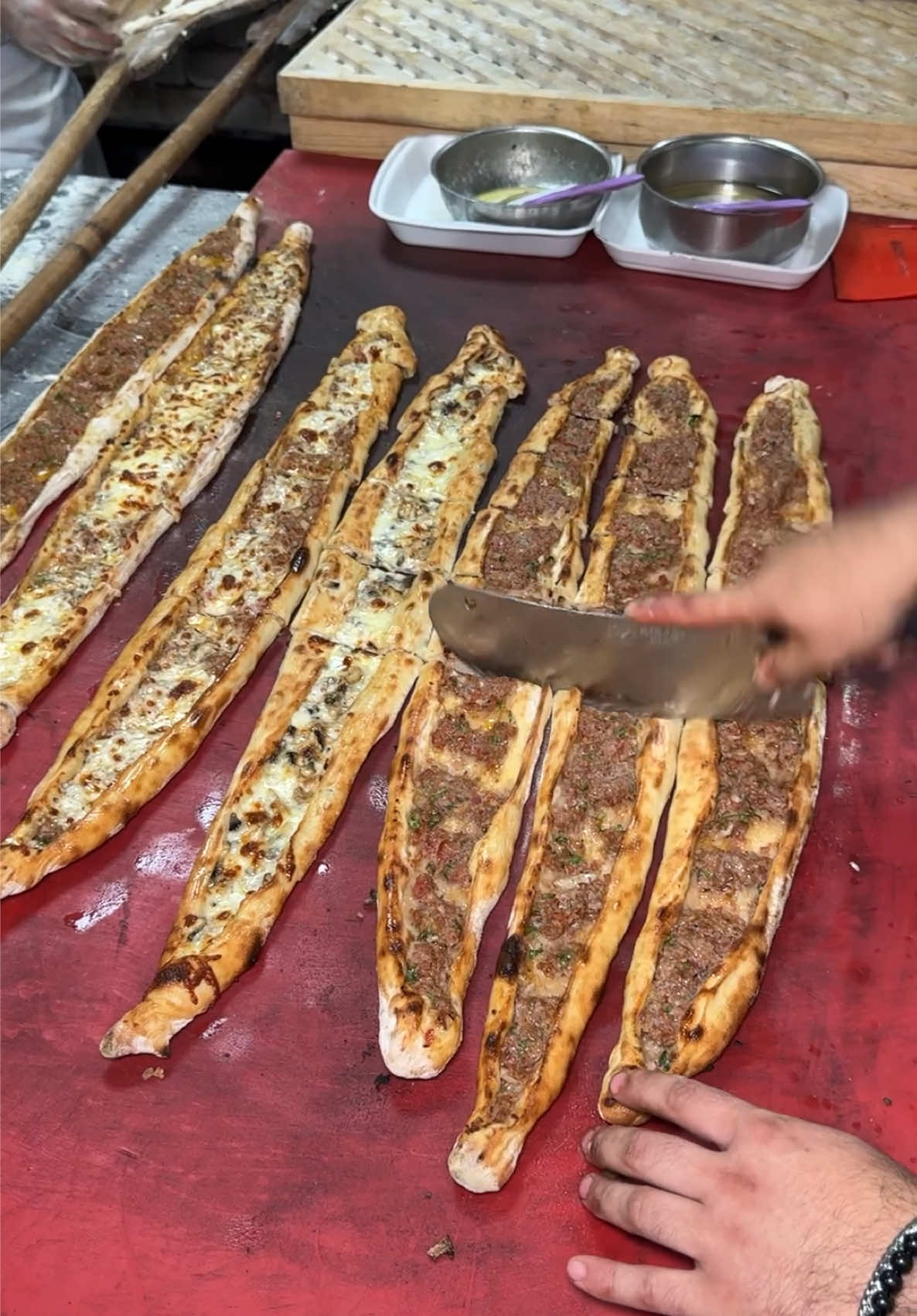 Kıymalı Kaşarlı Pide . Denizli ziyaretimde gezimde Denizli merkezde bulunan pide fırınında kıymalı kaşarlı pide yapımını görüntülemiştim ben bu lezzeti çok beğendim enfesti  . #denizli #kıymalıpide #lezzet #yemektarifleri #yemektürkiyecom 