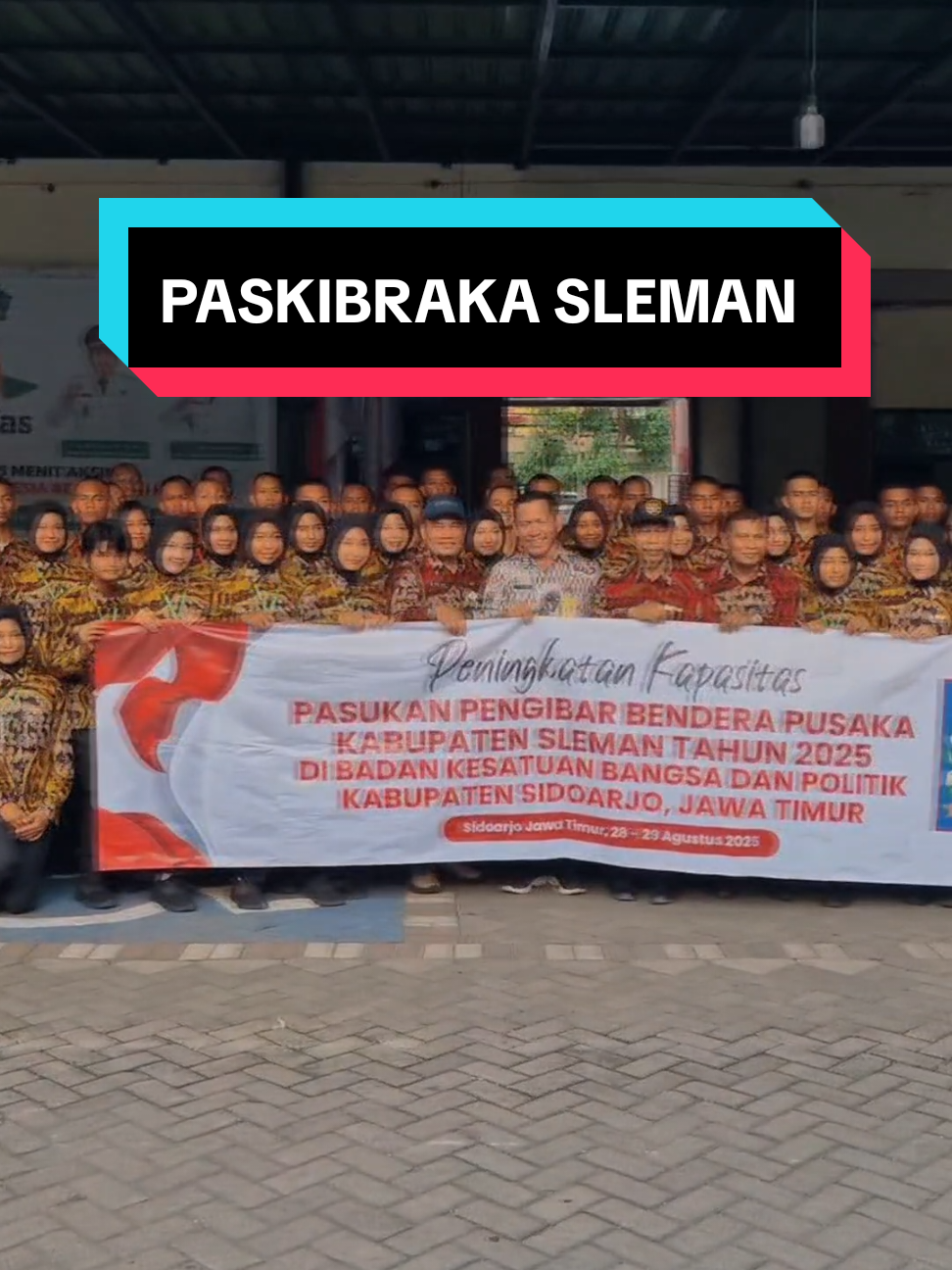 Kesbangpol Sleman Jalin Sinergi dengan Sidoarjo, Fokus pada Kebangsaan dan Paskibraka Badan Kesatuan Bangsa dan Politik (Kesbangpol) Kabupaten Sleman melakukan kunjungan kerja ke Badan Kesbangpol Kabupaten Sidoarjo, Jawa Timur, Kamis (28/8/2025). Kunjungan ini bertujuan memperkuat sinergi antar daerah, khususnya dalam pembinaan wawasan kebangsaan dan penyelenggaraan Pasukan Pengibar Bendera Pusaka (Paskibraka). Rombongan Kesbangpol Sleman dipimpin Kepala Badan Kesbangpol, Samsul Bakri, S.IP., M.M., dan disambut langsung Kepala Badan Kesbangpol Sidoarjo, Fredik Suharto, S.Sos., M.M. Dalam sambutannya, Fredik menyampaikan apresiasi atas kunjungan tersebut sekaligus memaparkan perkembangan potensi Sidoarjo, mulai dari sektor ekonomi, sosial, hingga budaya. “Kami berharap pertemuan ini menjadi ruang berbagi praktik terbaik serta memperkuat kerja sama antar daerah,” ujar Fredik. Samsul Bakri menyampaikan terima kasih atas penerimaan hangat dari pihak tuan rumah. Menurutnya, kunjungan ini merupakan upaya untuk mempelajari berbagai inovasi Kesbangpol Sidoarjo, khususnya dalam pembinaan generasi muda dan penguatan nilai-nilai kebangsaan. Salah satu program yang diperkenalkan Kesbangpol Sleman dalam kunjungan ini adalah Pasar Bela Negara, sebuah wadah sinergi antara pemerintah, pelaku UMKM, dan masyarakat. Program tersebut dirancang untuk menanamkan semangat nasionalisme sekaligus memperkuat ketahanan ekonomi lokal. Di sisi lain, Fredik mengungkapkan bahwa penyelenggaraan Paskibraka di Sidoarjo menghadapi tantangan terkait efisiensi anggaran. Namun, Kepala Bidang Ideologi, Wawasan Kebangsaan, dan Ketahanan Ekonomi Sosial Budaya Kesbangpol Sidoarjo, Slamet Urip, S.H., M.M., menegaskan seluruh tahapan tetap berjalan sesuai prosedur dan ketentuan nasional. Acara kemudian dilanjutkan dengan diskusi interaktif bersama tim pelatih dan pendamping Paskibraka dari kedua daerah. Diskusi membahas strategi pembinaan, pertukaran pengalaman, dan tantangan dalam menyiapkan generasi muda yang berkarakter dan berwawasan kebangsaan. Kegiatan diakhiri dengan pertukaran cinderamata sebagai simbol persahabatan dan komitmen memperkuat kerja sama antar daerah. Kedua belah pihak sepakat melanjutkan kolaborasi melalui program kebangsaan, termasuk rencana kunjungan balasan Kesbangpol Sidoarjo ke Kabupaten Sleman. #paskibra #paskibraka #sleman #kesbangpol #kesbangpolsleman @bakesbangpolsleman @sunardi.bn 