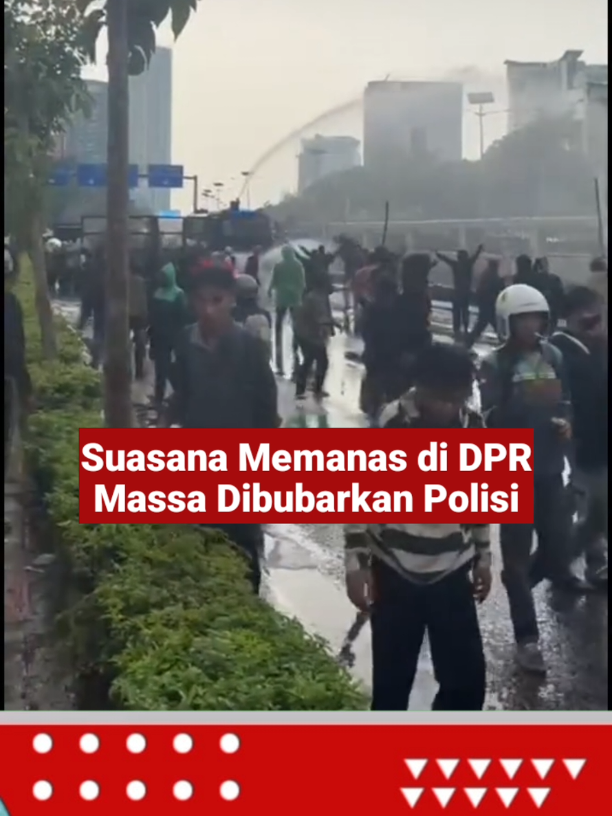 Suasana memanas di depan DPR, Kamis (28/8) sore. Polisi gunakan water cannon untuk bubarkan massa. #DemoDPR #Jakarta #Mahasiswa #AksiMassa #WaterCannon  