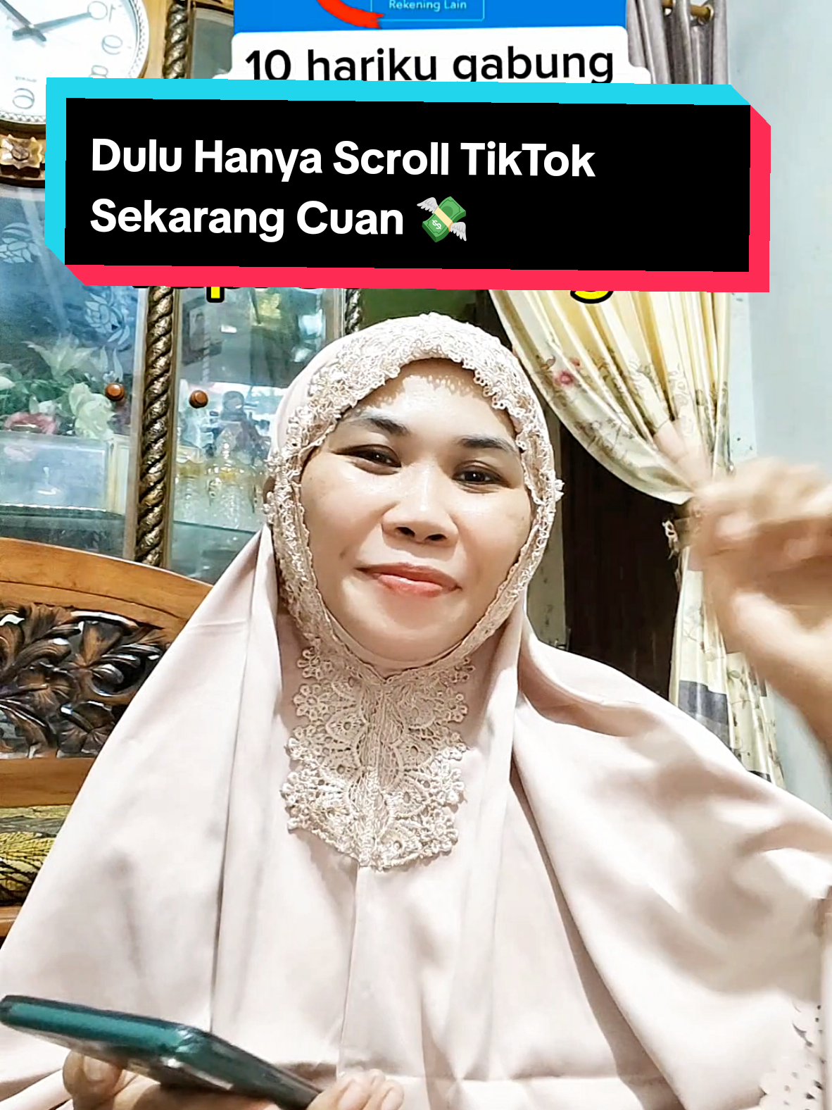 Bertahun-tahun cuma scroll TikTok karena nggak tahu ilmunya… 😅 Tapi dalam 10 hari, aku tembus 4 juta! 💪✨ Tak perlu joged-joged, tak perlu tangkap-tangkap koin… Cukup praktekan ilmu MobileClas dan cuan ngikutin deh! 😎📚 mau juga ilmunya? komen🥰 #MobileClas #cuantanpabatas  #belajaronline  #tipstiktok  #pemula      