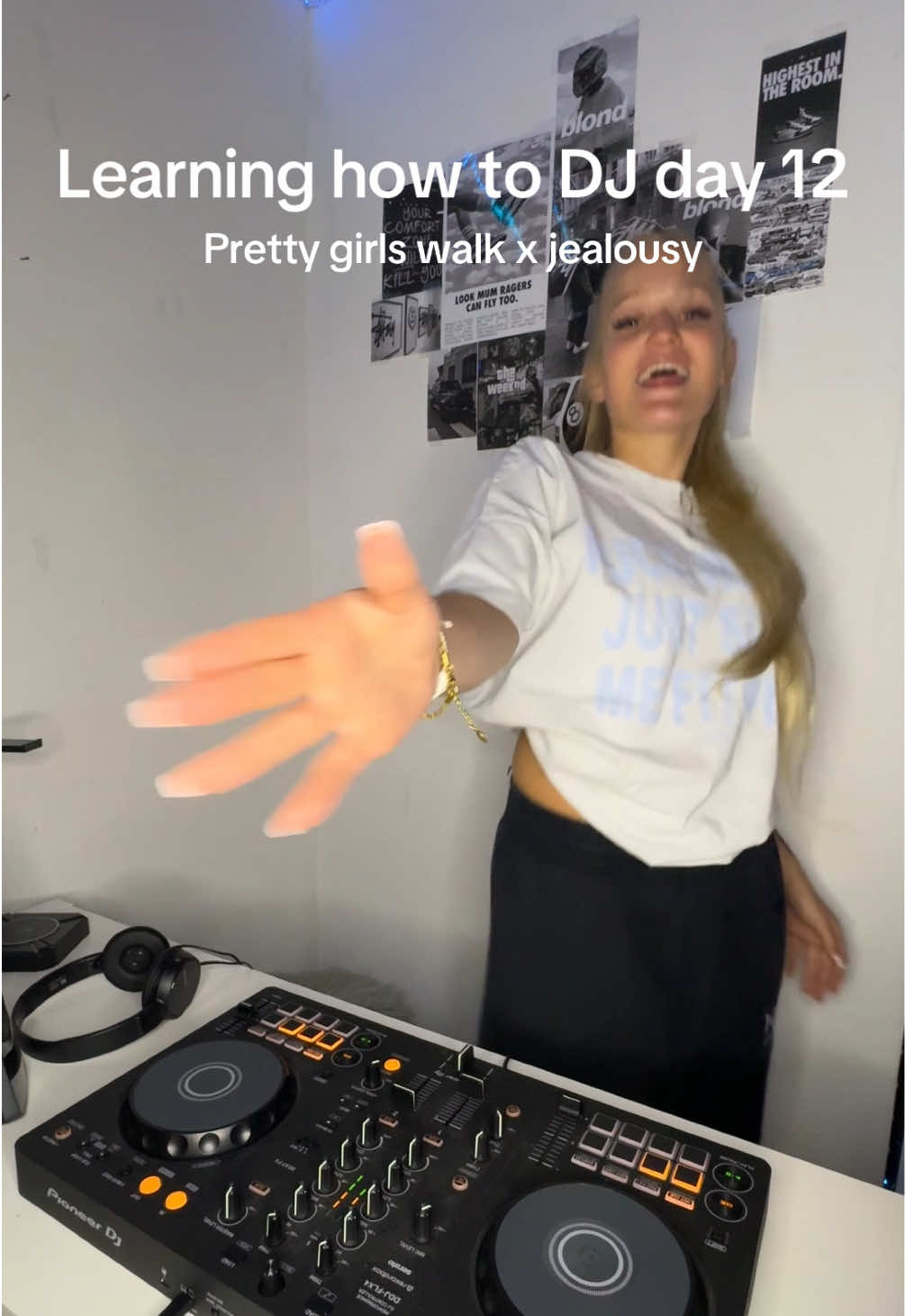 Learning how to DJ day 12 | Jealousy x Pretty girls walk | I loovveee the jealousy dance!! a need at every party!! | We’re almost 20k followers so be a part of my journey and klick the follow button!🫶🏻 #dj #djane #djday1 #remix #learnhowtodj 