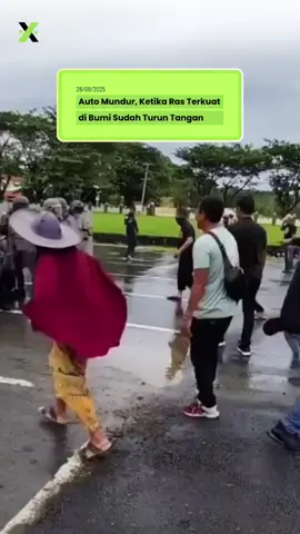 Suasana demo awalnya tegang, barisan Brimob sudah siap menghadang massa. Tapi semua berubah saat ada satu sosok maju ke depan—ibu-ibu! Nggak pake lama, barisan Brimob langsung mundur teratur. Ya gimana, kalau ‘ras terkuat di bumi’ sudah bergerak, jalan terbaik cuma menyingkir. Untuk yang demo hari ini, semangat dan stay safe yaa 🔥 Sumber: quotealpin #videolucu #ngakakkocak #videoviral #fyp #demo 