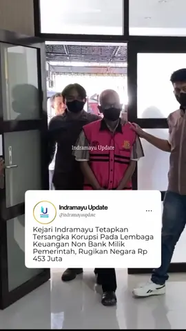 #indramayuupdate - J (56) ditetapkan sebagai tersangka dalam kasus tindak pidana korupsi dalam penyaluran kredit pada Lembaga Keuangan Non-Bank Milik Pemerintah. Penetapan tersangka ini diumumkan oleh Kejaksaan Negeri (Kejari) Indramayu, Kamis (28/8/2025). Dalam kasus ini, J menyalahgunakan jabatannya sebagai Kepala Unit Cabang Gabuswetan periode 2022-2023 untuk penyaluran kredit fiktif hingga mengakibatkan kredit macet pada lembaga tersebut. Penetapan tersangka ini pun dilakukan setelah tim penyidik menemukan adanya kerugian negara mencapai Rp 453 juta. Kepala Kejari Indramayu, Muhammad Fadlan menyampaikan, J resmi ditetapkan sebagai tersangka berdasarkan Surat Penetapan Tersangka Nomor : TAP-02/M.2.21 Fd.2/08/2025 tanggal 28 Agustus 2025. “Sejak proses awal dilakukannya penyelidikan dan penyidikan Tim telah menemukan dua alat bukti yang cukup sehingga pada hari ini resmi dikeluarkannya Surat Penetapan Tersangka,” ujar dia saat konferensi pers di Kantor Kejari Indramayu, Kamis (28/8/2025). Fadlan menyampaikan, tindak pidana korupsi yang dilakukan tersangka terjadi dalam kurun waktu 2022-2023. J melakukan penyimpangan pada penyaluran kredit terhadap 6 orang yang namanya digunakan seolah-olah sebagai nasabah Kredit Cepat Aman (KCA). Dari hasil penyelidikan, penyaluran kredit fiktif ini pun mengakibatkan kredit macet dan menimbulkan kerugian negara mencapai Rp 453.988.140. #indramayu #korupsi #kejari #kredit    