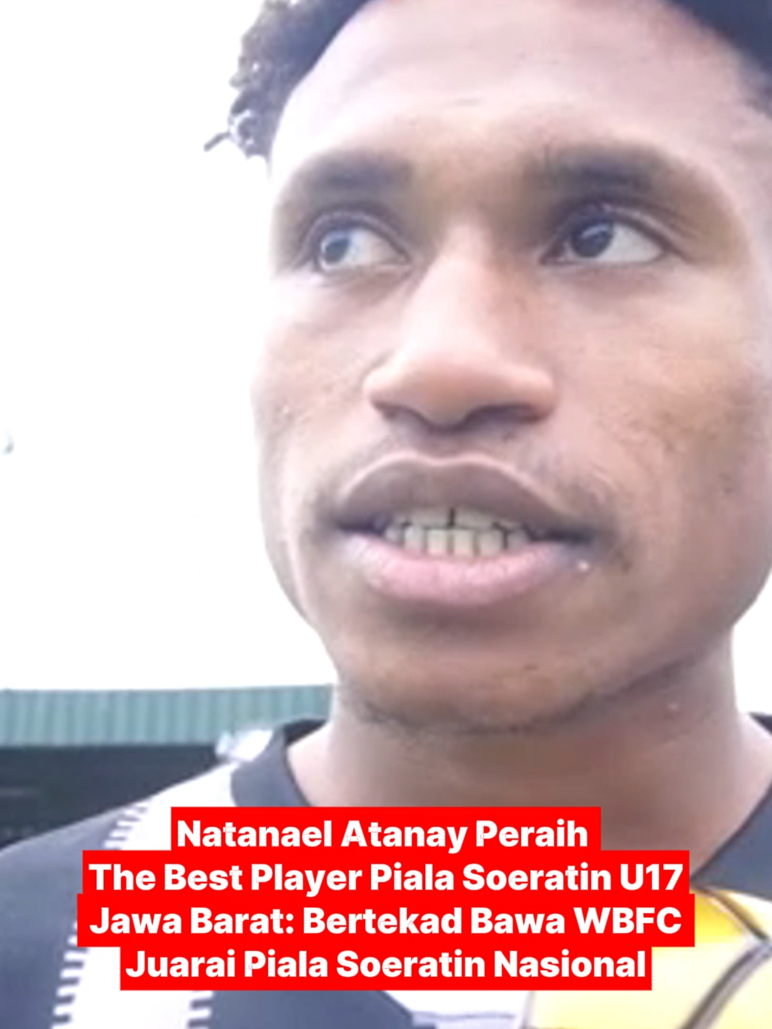 Natanael Atanay Peraih The Best Player Piala Soeratin U17 Jawa Barat: Bertekad Bawa WBFC Juarai Piala Soeratin Nasional SALAM PAPUA (TIMIKA) – Natanael Matius Atanay, anak Papua berusia 17 tahun, sukses menorehkan prestasi gemilang dengan menyabet The Best Player Piala Soeratin U17 Jawa Barat 2025 🎖️⚽ ✨ Dalam debutnya bersama Akademi Waanal Brothers FC (WBFC), striker muda ini mencetak 9 gol dan mengantar timnya menjadi juara. Perjalanan Natanael adalah bukti bahwa kerja keras, disiplin, doa, dan semangat pantang menyerah akan selalu membuahkan hasil. 🙏 Natanael berpesan untuk anak-anak muda Papua: “Jangan menyerah. Tiada yang mustahil bagi Tuhan. Teruslah berlatih, percaya diri, dan andalkan Tuhan.” 🔥 Kini ia bersiap bersama WBFC menuju Putaran Nasional Piala Soeratin U17 2025 di Yogyakarta. Dari tanah Papua untuk sepakbola nasional. Mari dukung Natanael dan WBFC! 💪 Ikuti terus perjalanan Natanael & WBFC hanya di: 🔴 IG: @salampapua 📺 YouTube: Salam Papua Official 🎵 TikTok: @salampapua #SalamPapua #NatanaelAtanay #PapuaBisa #WBFC #PialaSoeratin2025 #TheBestPlayer #SepakbolaIndonesia #PapuaBerprestasi #TalentaMuda #Timika #Nabire