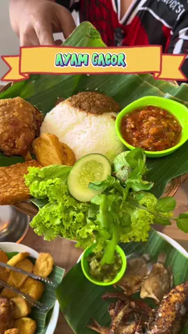 Jajanan termurah lagi ini mah di Cipatik ,satu rumah makan dua rasa yaitu sunda dan juga padang ,wow banget sih ini mah ,noh liat paket sa abreg2 gitu cuman sepuluh rebu doang #murah #cipatik #ayam #rendang 