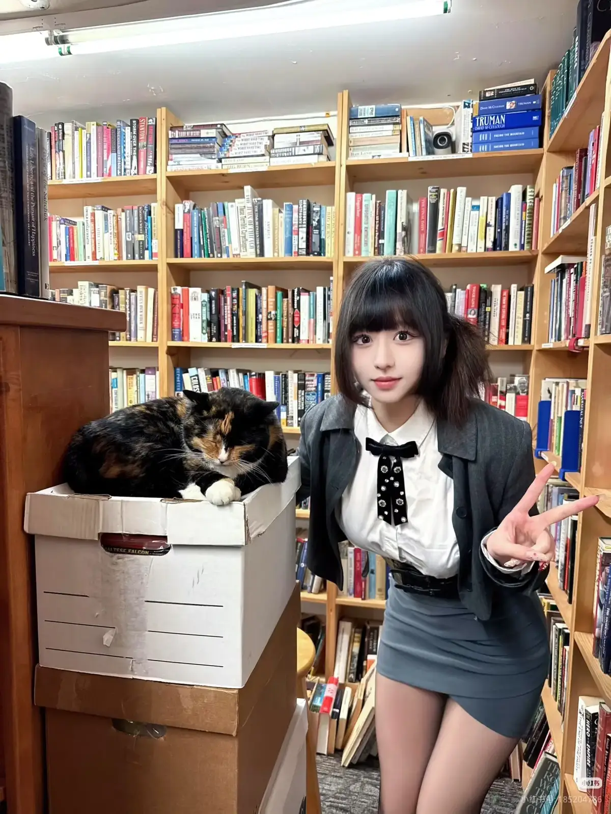 🐱这是我西雅图zhui喜欢的书店📖没有之一, 里面有超多喵喵可以随便擔。玳瑁大公主👸又长胖胖了。 又到西雅图🌨疯狂下雨, 人超级容易犯困的时候了, 晚上没有地方去, 可以去夜游喵喵书店 🐱地址: Twice Sold Tales 🐱书店: 书店里有摸猫指南🧭, 会标注每只猫会更喜欢出现在哪个角落里, 他们的名字是什么。书店挺大的, 而且有很多转弯, 可以在里面慢慢探索, 搜寻喵喵的踪迹👣 🐱时间: 每天11点到晚上8⃣点, 晚起星人友好了 🐱停车: 街旁边有很多街趴的地方, 🅿️离得很近的地方也有付费停车场