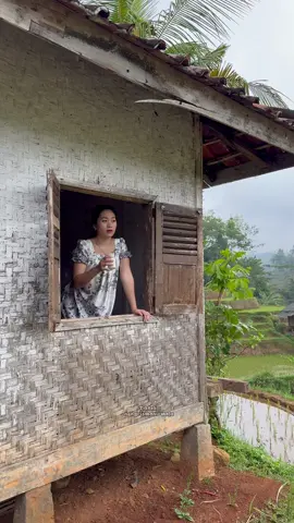 Ngopi hela baraya #nengrismanirmala #gadisdesa #suasanapedesaan #suasanakampung #berandatiktok 