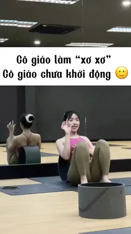 Cô giáo chỉ làm mẫu xơ xơ thôi Còn học viên thì thực hành tơi tả 🤭 ____________  #yogateacher #yogaonline #yoga1kem1 #yogacoban #yogaphuchoi #phuchoitrilieu #yogabau #hlvgym #gymonline #pt #ptonline #pt1kem1 #cogiaotheduc #xuhuong #thethao