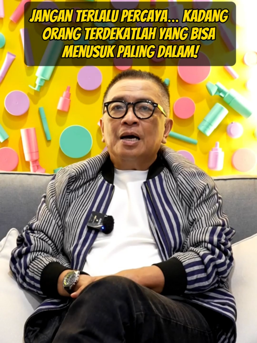 Kadang sakit itu bukan karena musuh yang menjatuhkan… Tapi justru karena orang terdekat yang kita percaya menusuk dari belakang. Teman, sahabat, bahkan keluarga bisa berubah ketika ada uang, kepentingan, atau iri hati. Makanya jangan terlalu gampang buka semua kartu sama siapa pun. ❓Pernah nggak kamu dikhianati orang yang paling kamu percaya? Ceritain di kolom komentar #serunyabelajar #motivasibisnis #idebisnis #helmyyahya #sukses #businesstip #motivasihidup #tipsbisnis #viral #motivasisukses #bisnistrip #mindset #china #bisnis