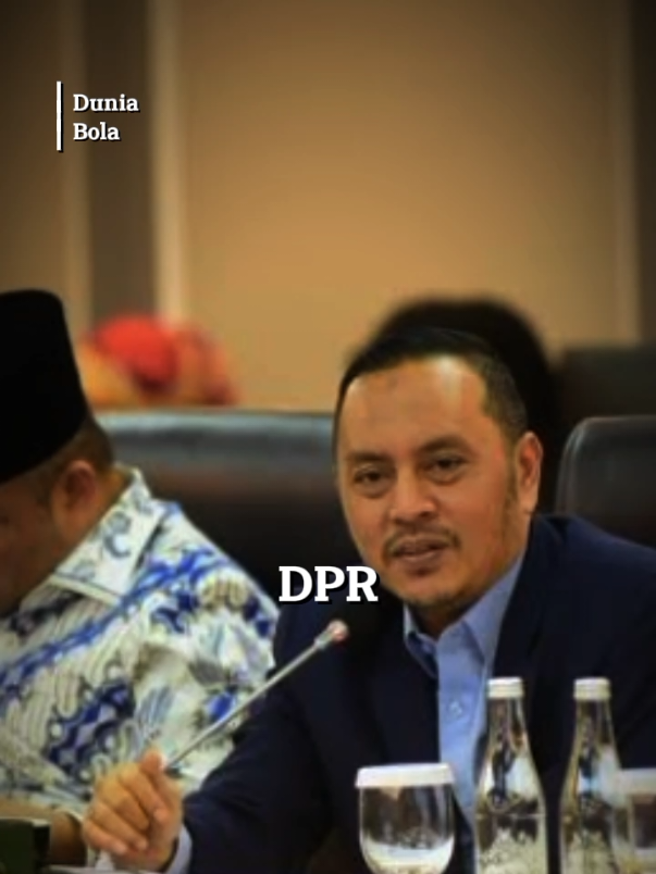DPR beri pesan menohok pada Erick Thohir! Perubahan instan memang terjadi setelah Erick Thohir naik sebagai ketua umum PSSI, dengan gencar mendatangkan pemain keturunan. Tujuannya jelas, yaitu Piala Dunia.  Meski target utamanya adalah edisi dua ribu tiga puluh, tapi dengan tegas DPR bilang, kalau memang tak bisa masuk Piala Dunia, stop naturalisasi, Gak ada gunanya, malahan itu akan membuat anak-anak lokal jadi malas latihan karena tujuan mereka menjadi pemain nasional akan sulit tercapai dengan adanya pemain naturalisasi.  Apalagi sekarang beberapa dari mereka malah justru main di liga lokal. #berita #sepakbola #dpr #pssi 