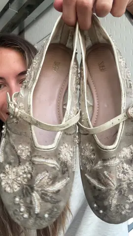 Unas bailarinas de #zara de menos de 30€ !!! No sé cómo salvarlos pero sin duda la mejor decisión para ir súper cómoda todo el día y que al verlos así no me de algo 😂😂 #zapatosnovia #bailarinas #boda2025 #vestidodenovia 