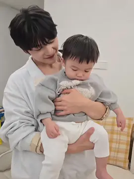 he's so gentle with baby yuchan 🥺❤️‍🩹 #seokmatthew #석매튜 #zb1 #제베원 #fyp 