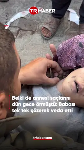 Koklamaya doyamadığı saçlarını belki de annesi dün gece örmüştü. 📌Gazzeli baba soykırımcı İsrail tarafından katledilen kızının örgülü saçlarını tek tek çözerek ona veda etti. #haber #gündem #gazze #baba #kız #anne
