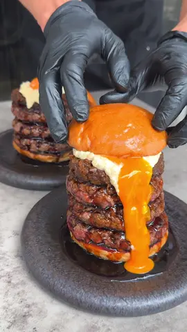 マヨたっぷり濃厚タルタルソースで作る和牛テリヤキバーガー🍔 ここはA5ランク和牛100%のパティを使用したお肉のおいしさを味わうための贅沢ハンバーガー専門店！ レアな焼き加減のジューシーすぎるパティと濃厚なタルタル、甘辛いテリヤキソースの組み合わせが最高においしかった🍟 📍六本木「WAGYU BURGER HIROKIYA」 #東京グルメ #東京ランチ #六本木グルメ #eggs #japanesefood 