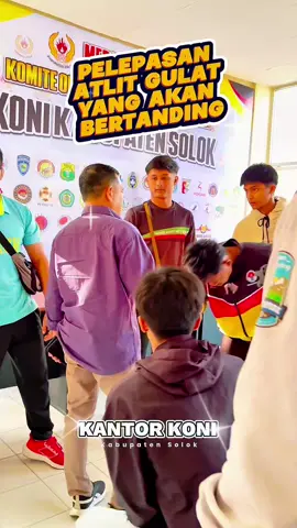 PELEPASAN ATLET GULAT KABUPATEN SOLOK  Wakil Bupati Solok H. Candra, S.H.I bersama Ketua Umum KONI Kabupaten Solok, Doni Zulkifli, ST Dt. Majo Lelo, serta jajaran pengurus KONI Kabupaten melepas keberangkatan atlet gulat yang akan berlaga mewakili Kabupaten Solok. Dalam arahannya, Wabup H. Candra, S.H.I berpesan agar para atlet tetap semangat, disiplin, serta menjaga sportivitas. Beliau juga berharap atlet gulat mampu memberikan hasil terbaik dan mengharumkan nama Kabupaten Solok di kancah pertandingan.  Mari kita doakan bersama, semoga atlet gulat Kabupaten Solok mampu meraih prestasi gemilang dan membanggakan daerah kita tercinta! #KabupatenSolok #KONISolok #AtletBerprestasi #GulatSolok #Sportivitas 