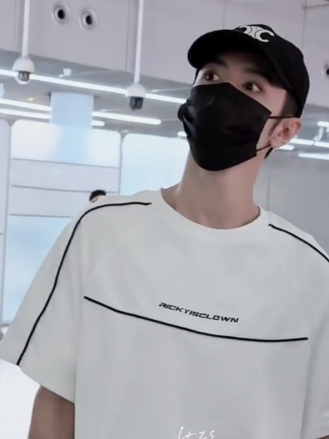 ทุกที่ ที่เคยเงยหน้าขึ้นมามองแล้วก็เจอ หันไปแล้วก็เห็น จะมีพวกเราอยู่ที่เดิมเสมอเมื่อกลับไทย..ฮิ้วววว 😍😍 เลิกงานยังคับหย่วน ไปเดินตลาดนัดกันมั๊ย ไปเลียบด่วนกัน 😆😆 (ขอบคุณเครดิตคลิป) #เฉินเจ๋อหย่วน #chenzheyuan #陈哲远 #อริรักลิขิตใจ #fatedhearts 
