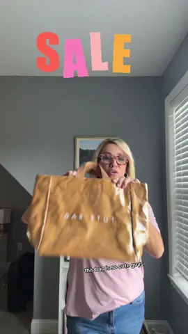 Such a great bag! #tiktokshoplabordaysale #totebag #tote #bag #falldealsforyou 