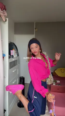 outfit rose pour un temps gris  #outfitinspo #fashiontiktok #colorcombo #pinkoutfit #girlythings 