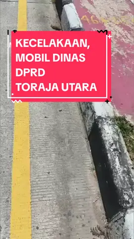 Mobil Dinas Anggota DPRD Toraja Utara Marthen Bida DP 7 K Lakalantas di Parepare FAJAR, TORAJA --Mobil dinas (Randis) dengan nomor polisi (nopol) DP 7 K, ditabrak oleh mobil truk. Tak hanya itu, 1 mobil minibus juga turut dalam kecelakaan tersebut. Randis dengan DP 7 K tersebut, mengalami rusak di bagian kanan. Pintu depan dan tengah ringsek ke dalam. Mobil tersebut dikendarai oleh Anggota DPRD Toraja Utara, Marthen Bida. Rombongan DPRD Toraja Utara tersebut diketahui baru saja menghadiri kegiatan di Kendari, Sultra. Mereka menghadiri  Rapat Koordinasi Nasional Produk Hukum Daerah. Kegiatan tersebut dilaksanakan oleh Kementerian Dalam Negeri (Kemendagri) RI. Dalam kejadian tersebut beruntung tak ada korban jiwa. Hingga berita ini dirilis, belum ada penjelasan lebih jauh mengenai kecelakaan tersebut. Diketahui bahwa Randis tersebut berangkat dari Makassar menuju ke Toraja. Randis tersebut  belum lama diadakan. Mobil Toyota Fortuner 2.8 VRZ GR Sport 4×4 AT, itu bernilai sekitar Rp771,9 juta. Kedatanganya, tiga unit mobil dengan merek yang sama. Dipakai oleh Ketua DPRD dan kedua wakilnya. juga dipakai oleh Wakil Bupati Toraja Utara. (Edy) #kecelakaan  #mobildinas  #dprd  #toraja  #utara  #foryoupage❤️❤️  #fajarviral  #fyppppppppppppppppppppppp 