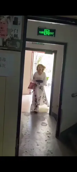 She is running from 6 floor 🤣🤣🤣🤣#douyin #china 