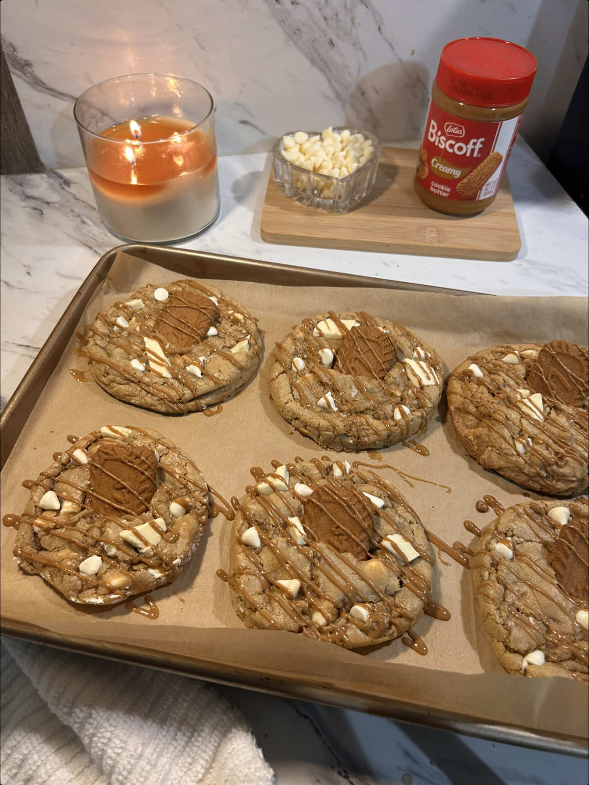 white chocolate biscoff cookies 🤎    recipe:   ½ cup butter, softened (113g) ⅔ cup brown sugar, packed (133g) ⅓ cup granulated sugar (67g) 1 large egg (50g) 1 egg yolk (18g) 1 tsp vanilla extract (5g) 2 cups all-purpose flour (240g) 1 tbsp cornstarch (8g) ½ tsp baking soda (3g) ½ tsp salt (3g)  ¼ cup biscoff spread( used 2 tbsp for drizzle ) 6–8 biscoff cookies     cream butter & sugars until smooth, mix in eggs, biscoff & vanilla. fold in your dry ingredients until just combined then add in the white chocolate and biscoff cookies, & fold those in. scoop your dough balls ( i did 1 heaping tbsp for each cookie ) and place on a lined baking sheet. bake at 350•F for 10-12 minutes ( you’re looking for the edges to be set but the center soft, , if it still feels like dough leave it in but don’t over bake. if you’re unsure take the cookies out and let them cool if they’re still raw pop them back in. ) top with white chocolate biscoff & cookies.  ( if your cookies come out looking wonky shape them up with a big cup or cookie ring! )   #biscoff #cookies #Recipe #baking #fyp 
