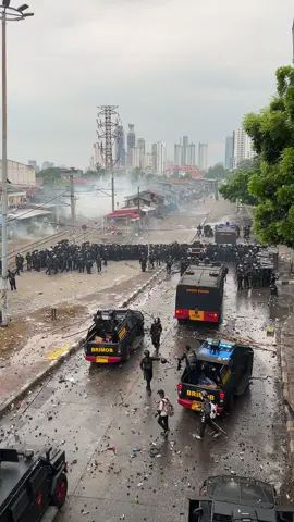 Bentrok Polisi dan Massa Aksi Kolong Flyover Slipi #demodpr #stm 