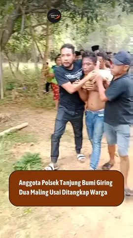 BANGKALAN, Celurit.News -- Apes Dua Komplotan maling ditangkap warga, tepatnya di Desa Macajeh, Kecamatan Tanjung Bumi Kabupaten Bangkalan, Kamis (28/8/2025). Sebelum diserahkan kepihak aparat kepolisian Polsek Tanjung Bumi, warga sempat mengintrogasinya. Kapolsek Tanjung Bumi Iptu Abdul Qodir membenarkan kejadian aksi upaya pencurian di Desa Macajeh tersebut. Kedua Maling itu berupaya mencuri sebuah Asam Miling Warga. 