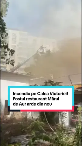 Șase autospeciale de pompieri au fost chemate stingă incendiul iscat a doua oară la Restaurantul Mărul de Aur de la Piața Victoriei. Prima dată, a ars în Ajunul Crăciunului din 2024.  Restaurantul „Mărul de Aur”, de pe Victoriei, a luat foc din nou. Pompierii au transmis o comunicare prin care informează că au fost alertate 6 autospeciale. Din cauza fumului dens, a fost emis și un mesaj RoAlert prin care li se cere acelora care tranzitează zona să ocolească sau să evite zona. „Intervenim pentru stingerea unui incendiu produs la o construc’ie (fost restaurant), str Sevastopol Incendiul se manifestă la acoperiș Au fost alertate 6 autospeciale de stingere În această locație am mai intervenit pentru stingerea unui incendiu în luna decembrie 2024″, informează Inspectoratul pentru Situații de Urgență. #romania #incendiu #victoriei #tragedie #gandul