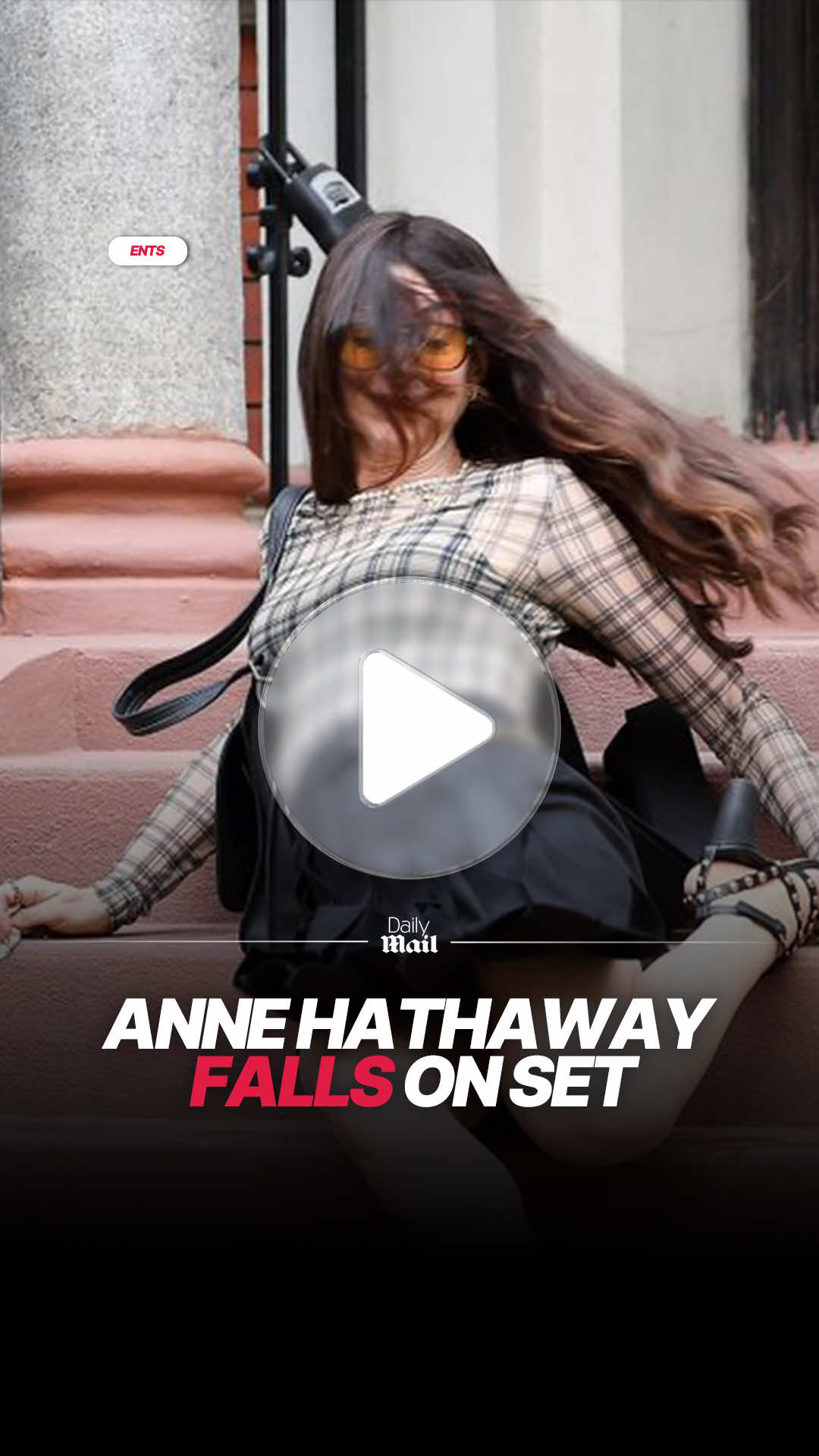 A broken stiletto didn’t stop Anne Hathaway while filming the Devil Wears Prada sequel in New York 👠 The actress took a quick tumble on set but was soon back on her feet with a smile.  #devilwearsprada #annehathaway #nyc #celeb 