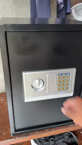 grabe mabuti nalang meron pala nito secure na mga mahahalaga kong gamit at pera dahil dito #safevault #safevaultbox #safevaultwithpassword #vault #vaultbox 