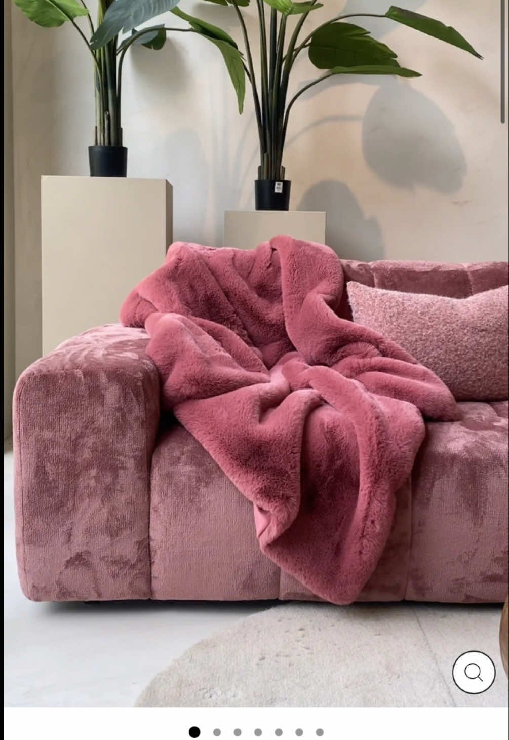 ✨ Super gaaf bondpleet in burgundy! ✨ Formaat: 1,70 x 1,40 cm – heerlijk zacht en fluffy. Perfect voor de koude dagen op de bank. 🛋️❄️ Nu online voor slechts €79,95. 👉 Wees er snel bij! #plein5living #bontplaid #interieur #kleurrijk #winterdagen 