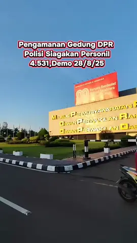 Aksi demonstrasi buruh direncanakan bakal digelar di depan gedung DPR RI, pada Kamis 28 Agustus 2025. Polda Metro Jaya menyiapkan sebanyak 4.531 personel gabungan untuk mengamankan aksi unjuk rasa tersebut. DON Kabid Humas Polda Metro Jaya, Kombes Pol Ade Ary Syam Indradi, mengatakan R ribuan personel itu terTISTSTAGAKAN personel Polda Metro personel Bawah Kendali Operasi (BKO) yang melibatkan unsur TNI AD, Marinir, Brimob Mabes, Den C, Kodim Jakarta, Kogas Sabhara, Satpol PP, dan Dishub, serta 632 personel Polres jajaran. #aksiburuh #demo28agustus #gedungdprri #unjukrasa #poldametrojaya   