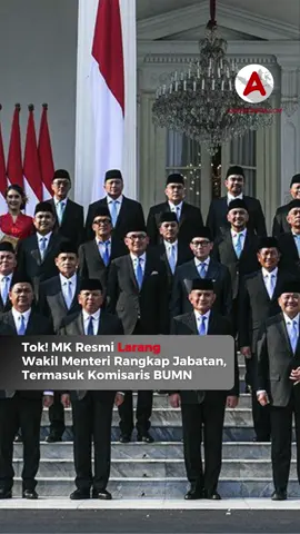 Mahkamah Konstitusi (MK) resmi menegaskan bahwa wakil menteri (wamen) tidak boleh merangkap jabatan sebagai komisaris maupun direksi, baik di perusahaan negara seperti BUMN maupun di sektor swasta. Putusan ini tertuang dalam perkara Nomor 128/PUU-XXIII/2025, hasil uji materi yang diajukan Advokat Viktor Santoso Tandiasa terhadap Pasal 23 Undang-Undang Nomor 39 Tahun 2008 tentang Kementerian Negara. 