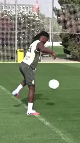 👏 Camavinga ya está de vuelta en el césped, eso sí entrenando fuera del grupo ⚽️ Y mientras tanto, muchos goles, intensidad y pesas en el entrenamiento del Real Madrid  #realmadrid #camavinga #mbappe 