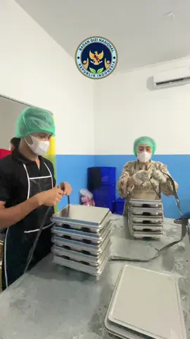 ibu mitra aja bisa lohh iket tali ompreng, sampe ga mau kalah sma relawan ny🤪. antusias bener ibu mitra satu ini demi membantu relawan dan membahagiakan anak murid penerima manfaat mbg. semoga selalu di berikan kesehatan untuk kita semua🥰🫶🏻 #makanbergizigratis#programpresiden #fyp #mbg #badangizinasional 