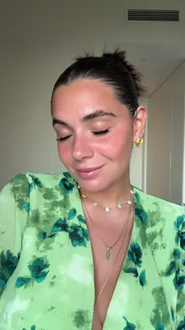 pub Querem ver a minha auto-estima a aumentar em segundos? (Na verdade, a de qualquer pessoa, eu acho 🫠)! Sky High da @Maybelline ES a máscara de pestanas que vos vai deixar umas pestanas longas e cheias de volume, e que acompanhada com um bom cabelo e um bom look, vão ficar um showzaço! #SkyHigh #MaybellinePortugal #Maybelline #ViralMakeup #pestanas