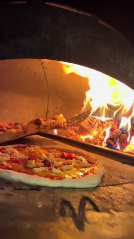 Pizza NAPOLETANA 🍕♥️  Since 2007 🤌🏻🙏🏼  #pizza #pizzanapoletana #woodfiredpizza #napolifoodporn #pizzalover 
