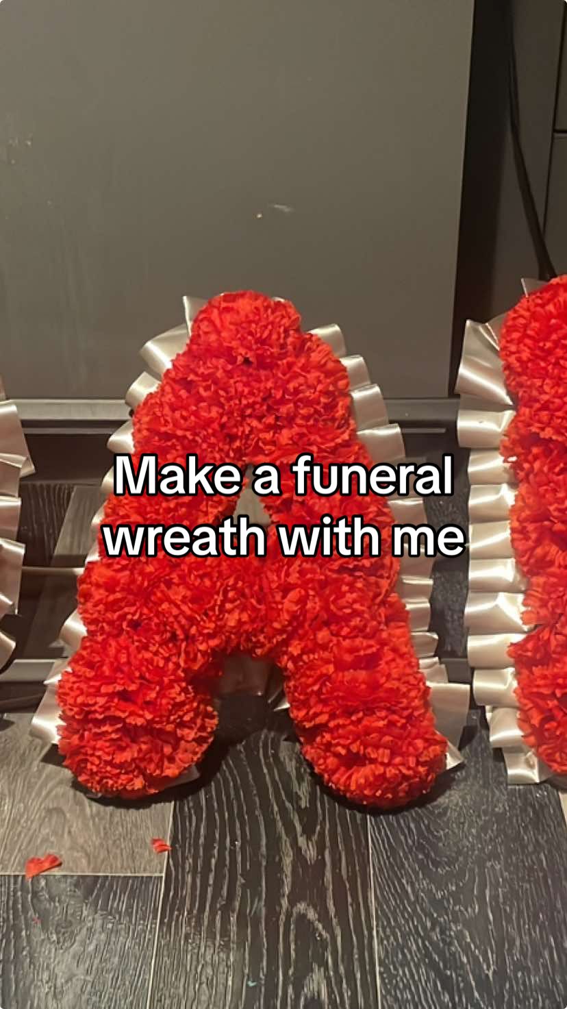 Make a funeral wreath in less than 60 seconds. Supplier @Whittingtons  #midlandsballoons #nottinghamballoons #balloonartist #wreathmaking #diywreath 