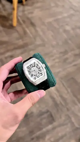 Mẫu đồng hồ thiết kế đơn giản mà sang trọng kết hợp vỏ full đá lấp lánh em chị em lên tay tone da lắm ⌚️ #xuhuong #flypシ #donghonam #donghodep #donghonu #donghothoitrang #donghoco #luxurywatch #hoangnamwatch #donghochongnuoc #donghohaitrieu #donghocap 