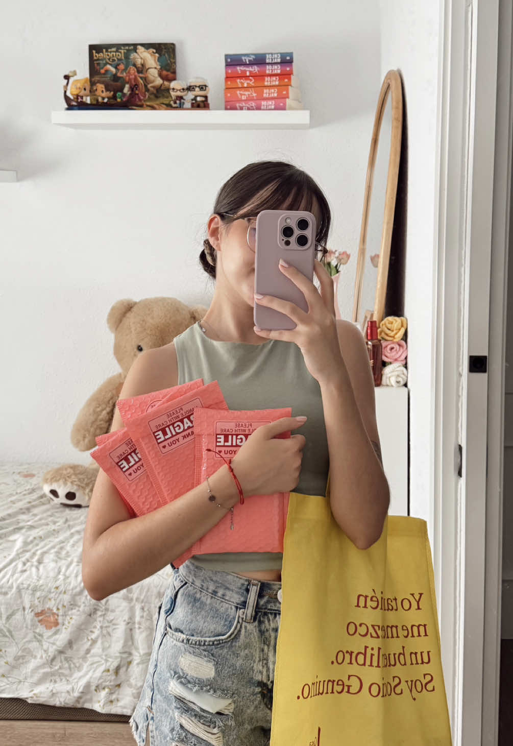 📦 Preparando vuestros pedidos pt.14 ✨ No me canso de decirlo: ¡mil gracias por cada pedido!✨🩵 Me hace mucha ilusión poder preparar todos estos paquetitos con tanto mimo 💛 Recordad que tenéis hasta el 3 de septiembre para hacer vuestros pedidos en la web, antes de que cierre por unos días de vacaciones 🏖️ . . . #Marcapáginas #pequeñonegocio #booktokespañol #marcapaginasmagneticos #libros 