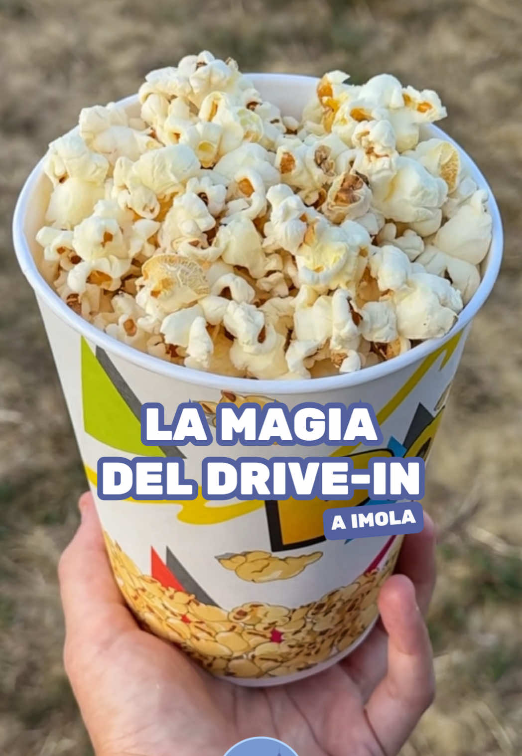 🎬✨ Noi di @ifpromagna e @ifpemilia siamo andati al Drive-In di Imola e ci siamo immersi in un’esperienza unica. 🚗 Guardare un film dall’auto, sotto le stelle, con l’atmosfera vintage del drive-in… 🍿 Popcorn, street food, caramelle e tanto altro da condividere, chiacchiere e risate che si mischiano alle scene sullo schermo. È più di una semplice proiezione: è un modo diverso di stare insieme, di vivere il cinema e di regalarsi una serata che profuma di magia. 👉 E tu, con chi vorresti viverla? • 📍Via Casola Canina 3, Imola 40026 • #DriveInImola #advertising #IFPRomagna #IFPEmilia #drivein      