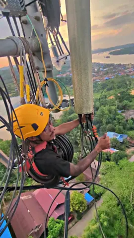 namanya kerja haris di sukuri meskipun  ayunan di atas tower ya...  #CapCut  #fypシ゚viral  #tower  #googlepixel7  #fyp 