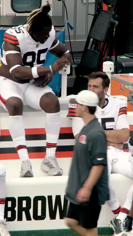 straight up kicking our feet ab Joe n David #browns #nfl #joeflacco #davidnjoku 