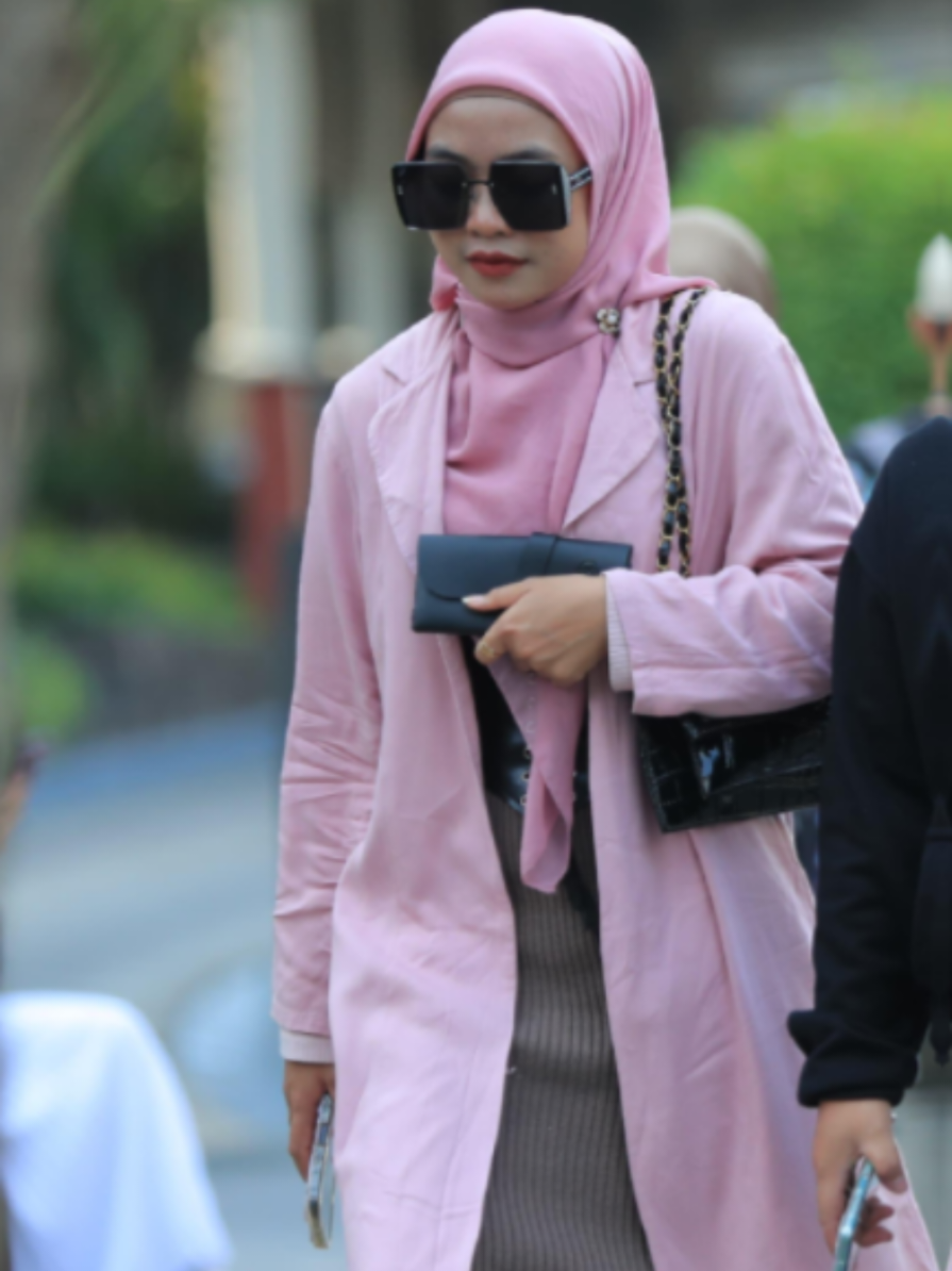 beda tempat beda cuaca🫣🔥 #outfit #OOTD #hijabstyle  #fashion #trnding 