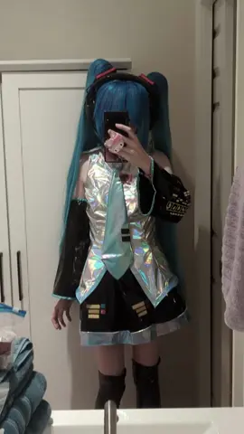 debutting my new Miku cosplay at @Dragon Con! #hatsunemiku #hatsunemikucosplay #cosplay #vocaloid #vocaloidcosplay 