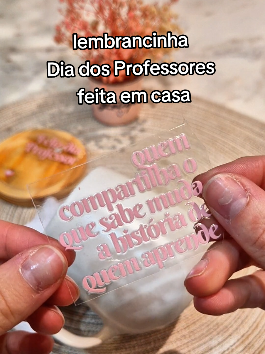 Vem comigo fazer uma caneca para o Dia dos professores em casa? Simmmmm você pode fazer suas próprias lembrancinhas em casa sem precisar investir em equipamentos, e ter uma qualidade profissional com o uso do dtf Uv. E melhor você ainda ter uma renda extra com estes produtos.  Gostou? Comenta QUERO que te passo os links e bora personalizar tudo também 🥰 Beijinhos  Ju #facavocemesmo #dtf  #lembrancinhadiadosprofessores #diadosprofessores    #rendaextraemcasa 