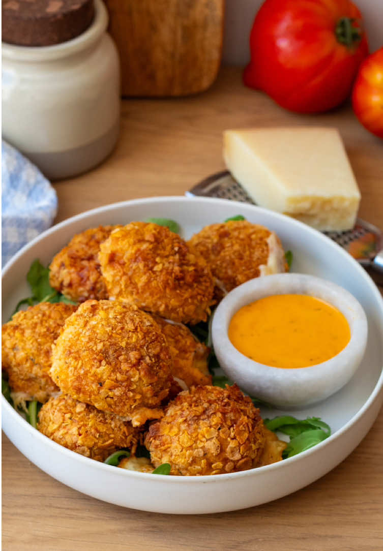 No podrás de dejar de pensar en estas CROQUETAS de patata con tomate seco y provolone🧀🤤 Cocinarlas nunca fue tan fácil con la airfryer Cecofry🙌🏼 Ideal para 12-14 unidades 🧑‍🍳  🥔 Ingredientes: 500 g de patata cocida 50 g de tomates secos en aceite 40 g de parmesano 8 hojas de albahaca 40 g de piñones 40 g de maicena Ajo en polvo Pimentón Orégano Sal  Provolone Copos de maíz (para el rebozado) Huevo (para el rebozado) 🍅 Elaboración: 1. Picamos con el procesador de Katana, los tomates secos, el parmesano, los piñones y la albahaca. 2. Machacamos las patatas en un bol, agregamos la picada anterior, la maicena, un poco de ajo en polvo, pimentón, orégano y sal, mezclamos todo bien. 3. Porcionamos y damos forma a la masa poniendo en el centro un trocito de provolone, las pasamos por huevo batido y copos de maíz machacados. 4. Introducimos las croquetas en la Cecofry, echamos un poco de aceite en spray y programamos 200ºC durante 10 minutos.  ¿Con quién las compartirías? ¡Comenta y os leemos! 👇😍 #airfryer #cecofry#cecotec #comidareal #foodporn #foodgasm #organico #delicioso #goodeats #recetas #recipes #food #cooking #croquetas #croquetascaseras #croquetasdequeso  